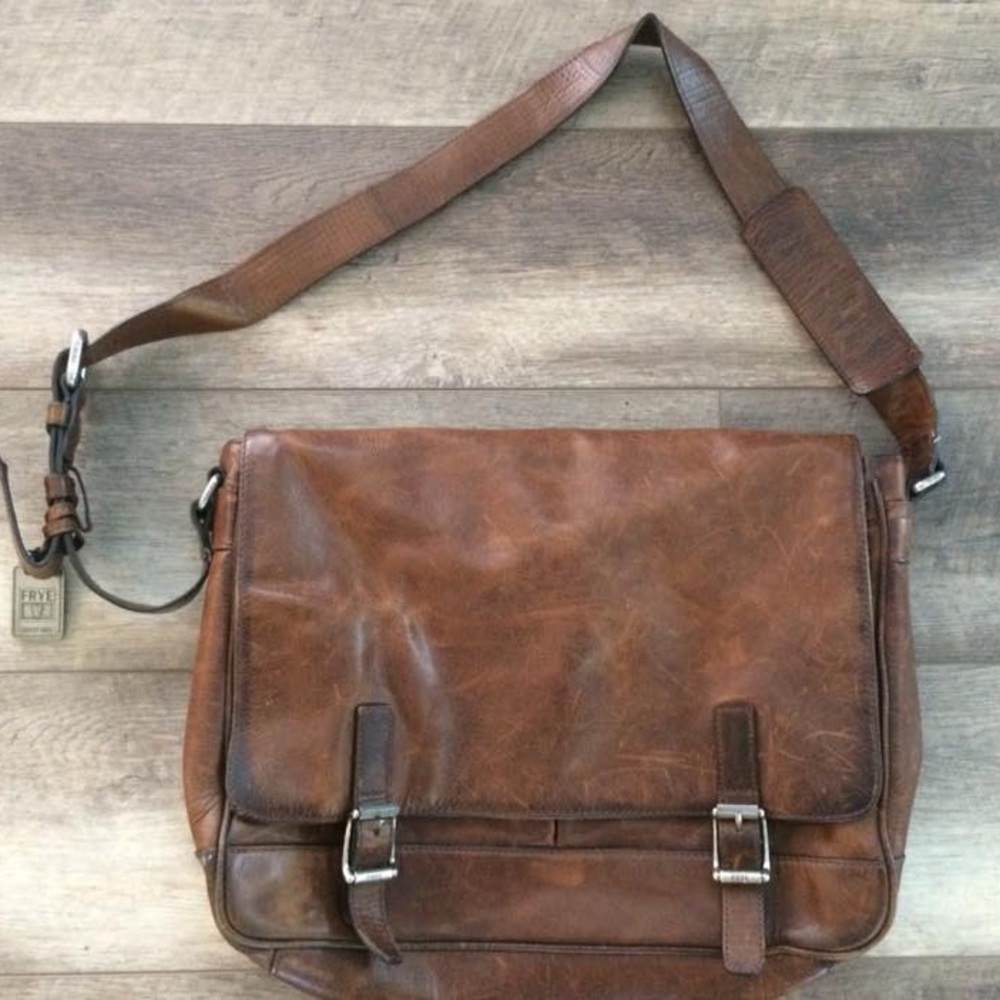 *Authentic* FRYE Oliver leather messenger bag